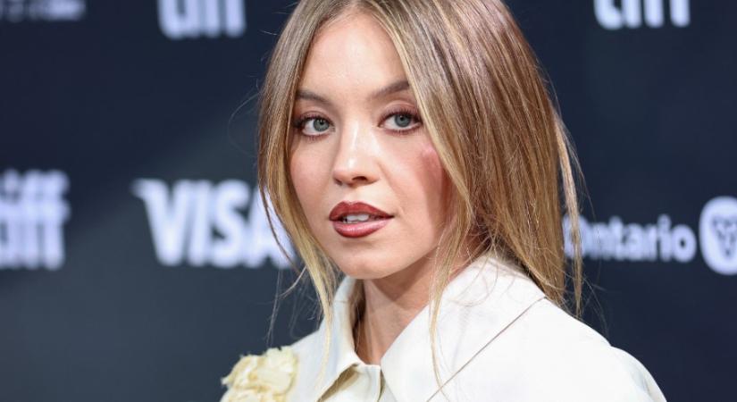 Sydney Sweeney elárulta csábos tekintetének titkát - erre a szempillaszérumra esküszik