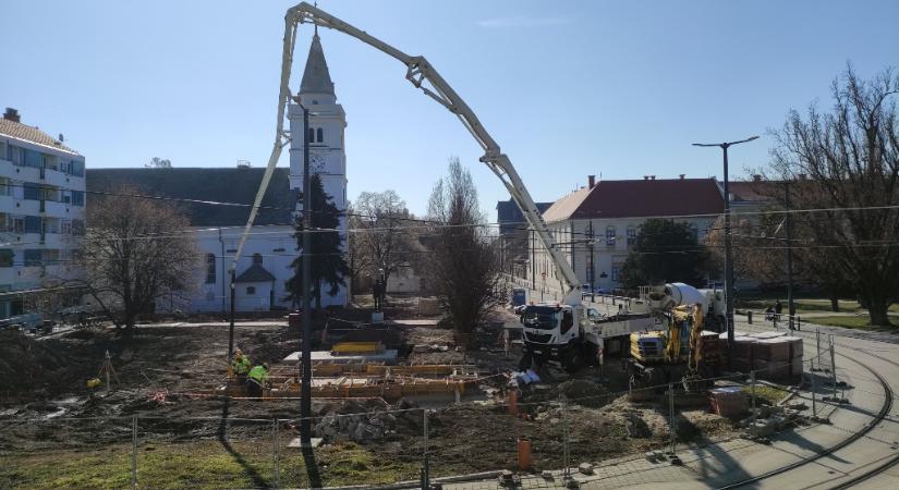 Ismét megjelent a Kossuth téren a betonpumpa