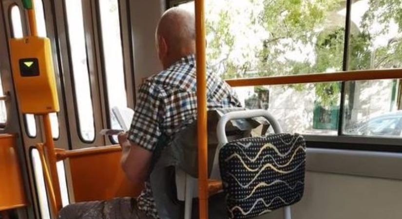 A BKK válaszolt: Ezért büntették meg az elviteles pohárból kávézó nőt