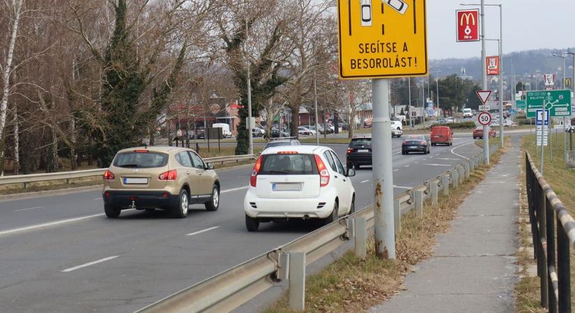 Új KRESZ: a cipzárelv szabállyá lép elő, és lesz Puszi és haladj! tábla