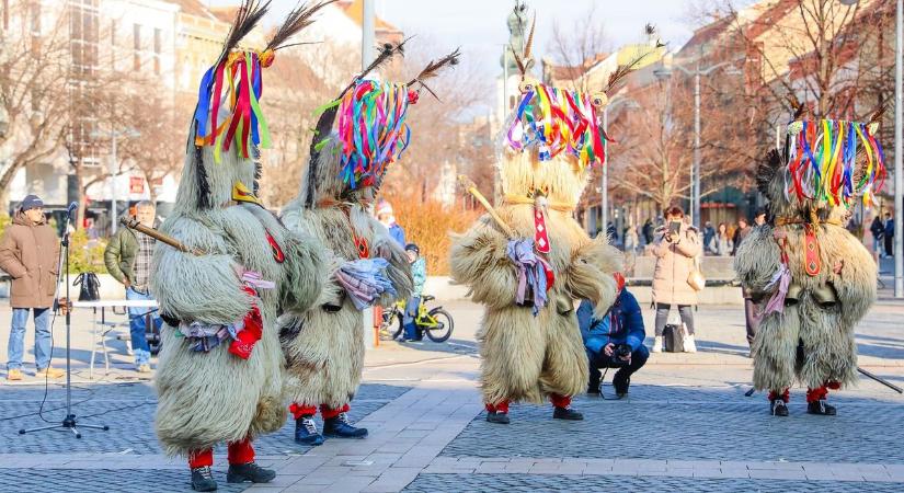 Kolompoló kurentek rezzegették a telet a szombathelyi Fő téren is - videó