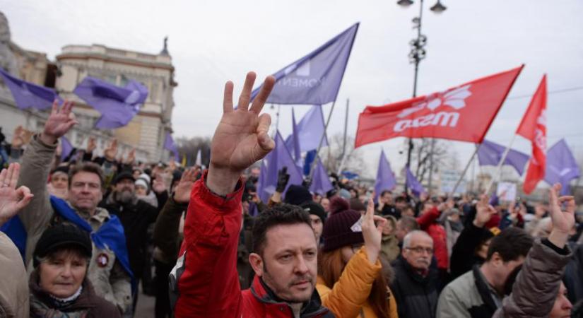 Indulási kavalkád az ellenzéki térben, a Momentum nemcsak a tiszásokkal, hanem a kutyapárttal és a Szikrával is szövetkezne