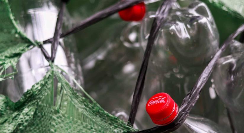 A legelső lehetőségnél visszakacsintott a műanyagra a Coca-Cola