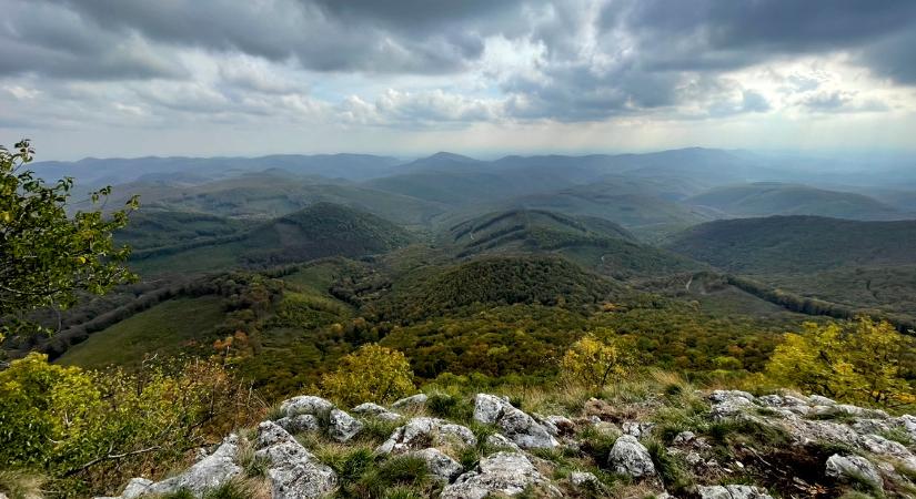 Ördögszántás lenyűgöző panorámával – a Bükk-fennsík határkövei