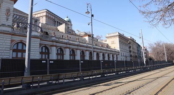 Kordonokkal készülnek Orbán évértékelőjére a Várkert Bazárnál – fotók