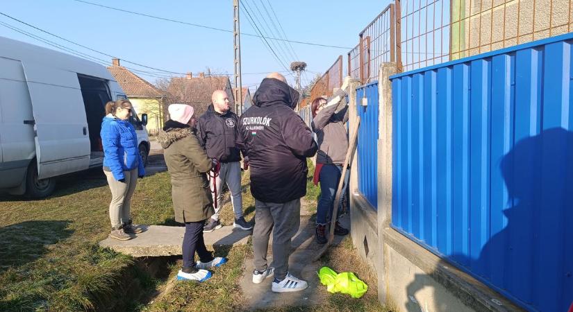 Pánikba esett állatok támadtak a házba lépő mentőcsapatra Apátin, mindenhonnan jöttek