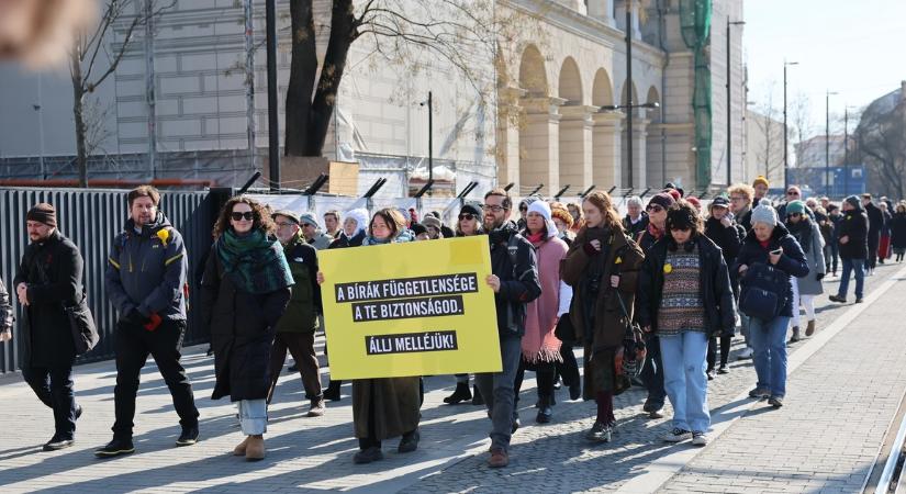 Ilyen még soha nem történt Magyarországon! Utcára vonultak az igazságszolgáltatás bírái, így zajlik a tüntetés a Kossuth téren