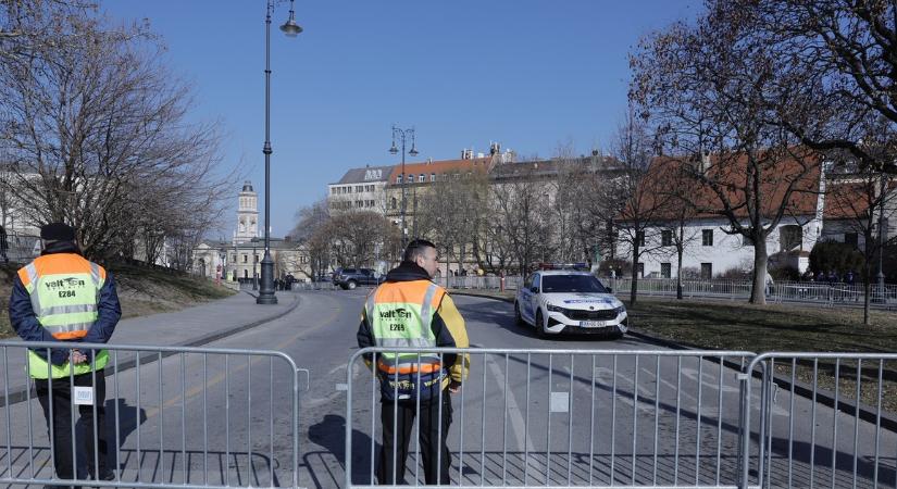 Ez történik a Várkert Bazárnál, alig két órával Orbán Viktor évértékelője előtt! - Fotók