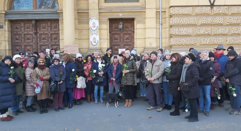 Szegeden flashmob-szerű megmozdulást szerveztek a bírósági dolgozókért