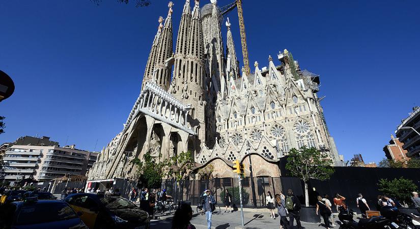 Megszállták a Sagrada Familiát a turisták