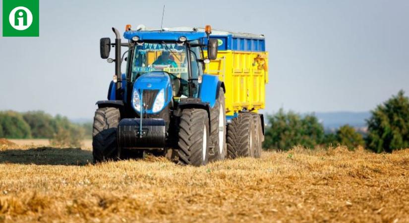 A szakma csúcsa, ahogy ez a traktoros ráfog a pótra! VIDEÓ