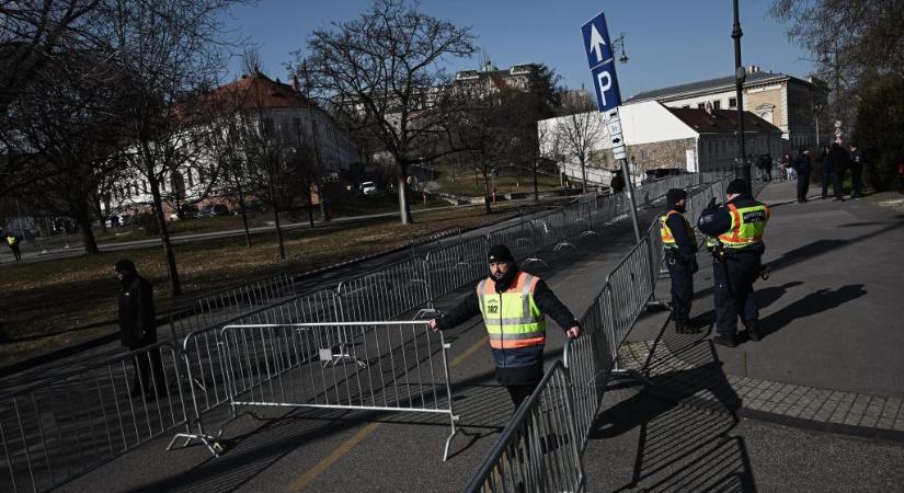 Kordonok között érkeznek az Orbán-évértékelő vendégei