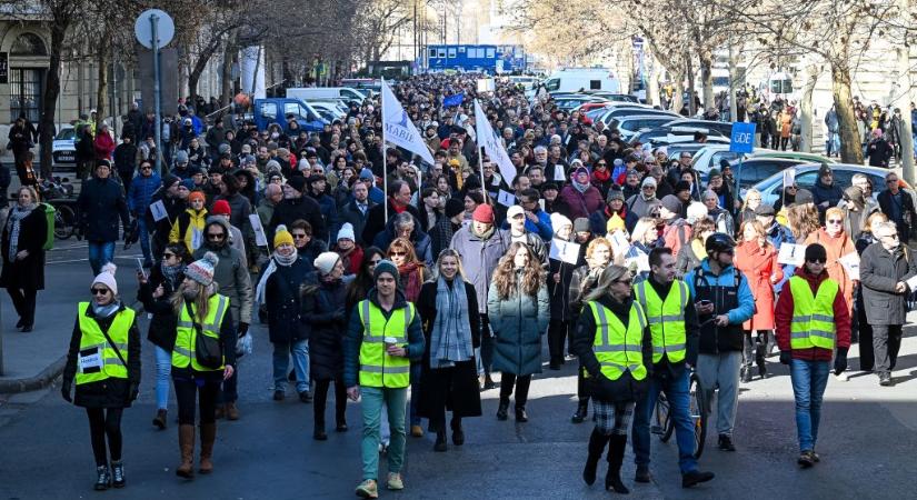 Ujjongással és nagy tapssal ért véget a tüntetés