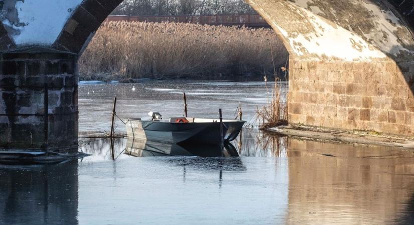 Árválkodó csónakokkal, jegesen is gyönyörű a Hortobágy folyó – fotókkal