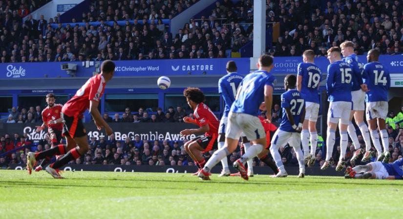 Két gólt is összebénázott a védelem, de a sírból is visszajött a ManUnited