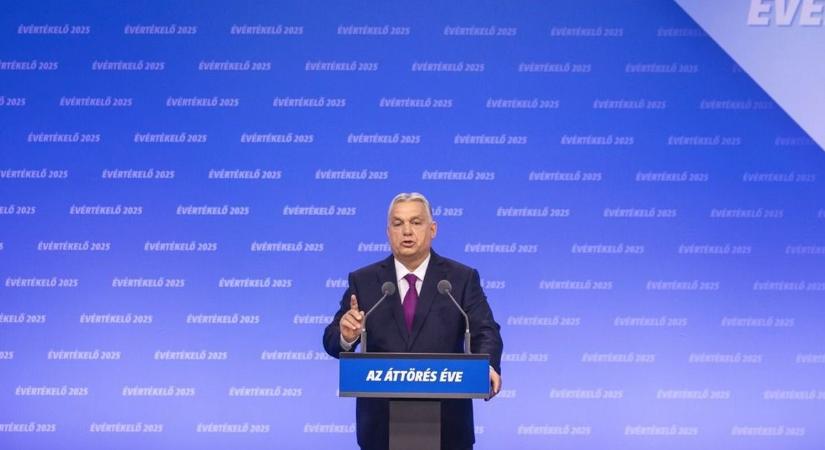 Orbán az évértékelőn: kiderült, hogy innen az első sorból nem is olyan hosszú az út Weber úr brüsszeli kasszájához