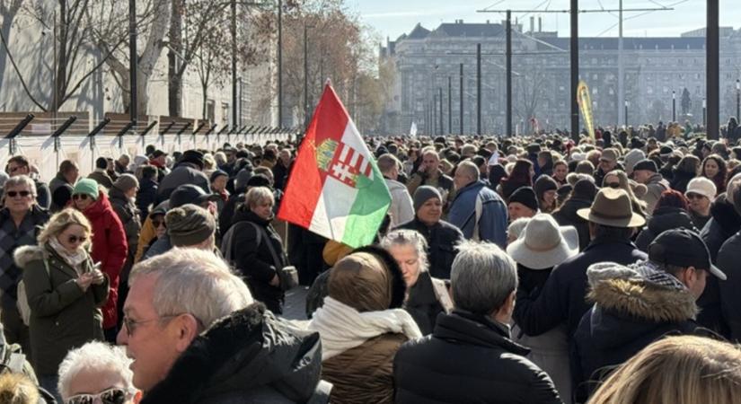 Tüntetnek a bírók, sok ezren támogatják őket