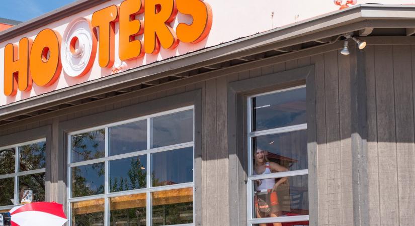 Csődöt jelenthet a nagymellű pincérnőkről elhíresült amerikai Hooters