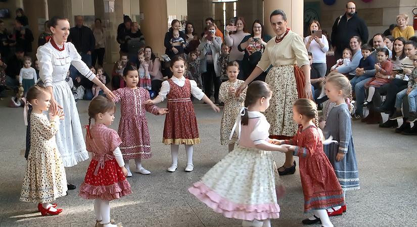 Virágmanók búcsúztatták Debrecenben a telet – videóval