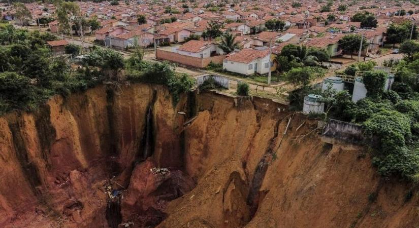 Hatalmas víznyelők miatt vészhelyzetet hirdettek egy Amazonas menti brazil városban