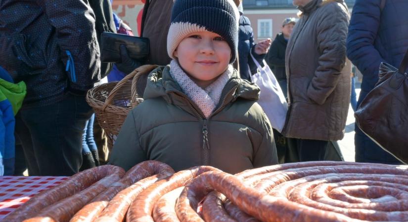 Háromszor is átérte volna a kolbász a Dunakapu teret – Fotók, videó