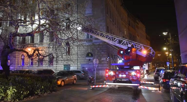 Videón, ahogy a tűzoltók egy gyereket és felnőtteket mentenek ki egy égő lakásból az I. kerületben