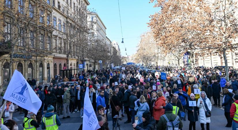 Bírók tüntettek az igazságszolgáltatás függetlenségéért Budapesten