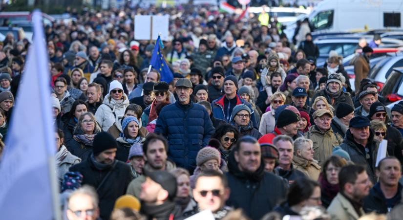 Az Igazságügyi Minisztérium előtt demonstráltak a bírák