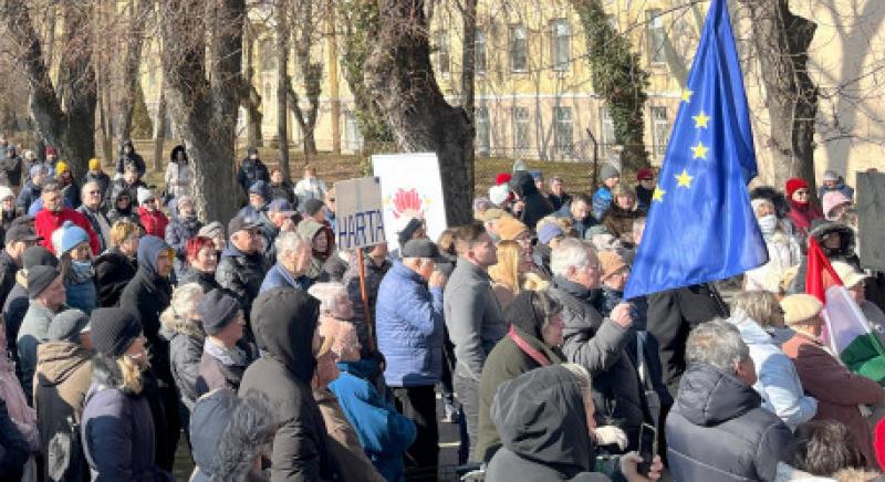 Tüntetés a kalocsai kórházért – Mintegy 600 fő demonstrált Kalocsán, a Szent Kereszt Kórház bejárata előtt