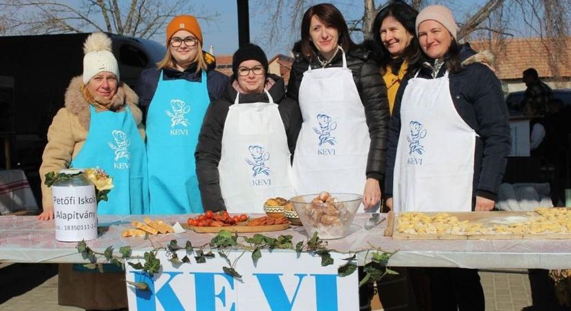 Bács-Kiskunban tudnak élni! Rotyogott a töltött káposzta és ínycsiklandozó kolbászok is készültek