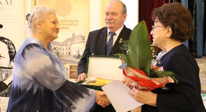 Jókai-szimpóziummal és díjátadóval ünnepelték a magyar széppróza napját Komáromban