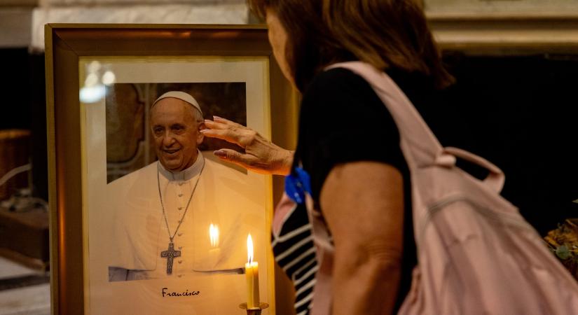 Friss hírek érkeztek Ferenc pápáról: Kritikus állapotban van az egyházfő