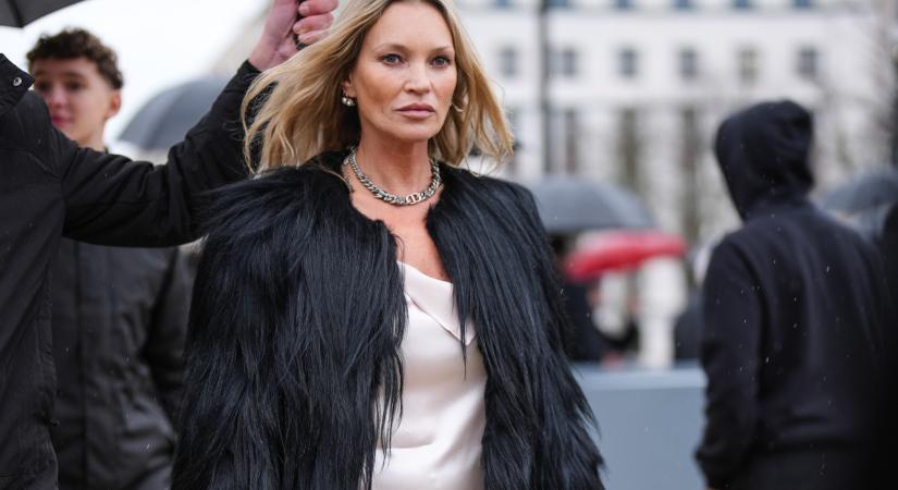 Kate Moss selyemruhában vasal a varrodában: végre egy vicces divatkampány