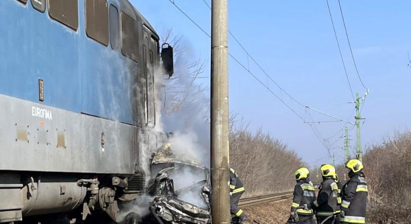 Vérfagyasztó tragédia Ceglédnél: a piros jelzés ellenére a sínekre hajtott egy autó, a sofőr és az utasa azonnal szörnyethaltak