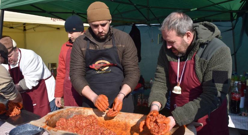 El sem hiszi, milyen hosszú kolbászt sütöttek Karcagon, ahol hétvégén az ízeké volt a főszerep