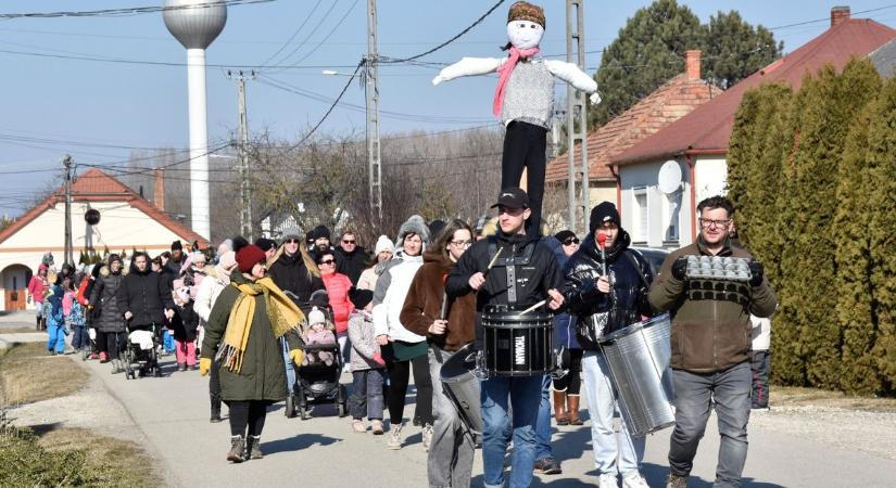 Kiszebáb égetéssel űzték el a telet Máriakálnokon – Galéria