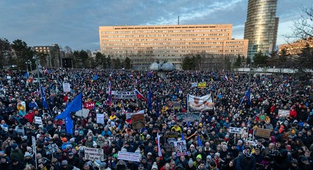 Szlovákia több tucat városában kormányellenes tüntetések voltak