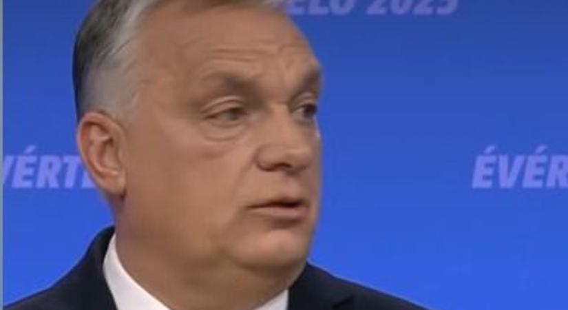 "A hadseregből a pártpolitikát kifelé kell vinni, nem pedig befelé." - mondta Orbán Viktor az évértékelő beszédében.