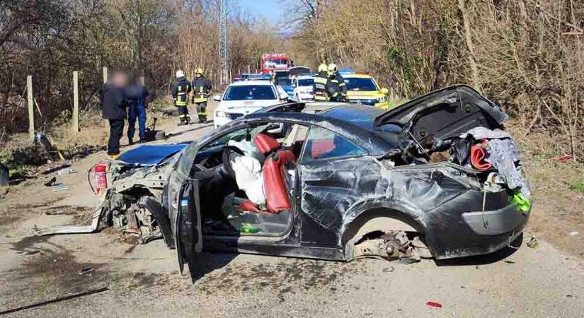 Lerendezte a kocsit! Egy beton kerítéselemnek csapódott