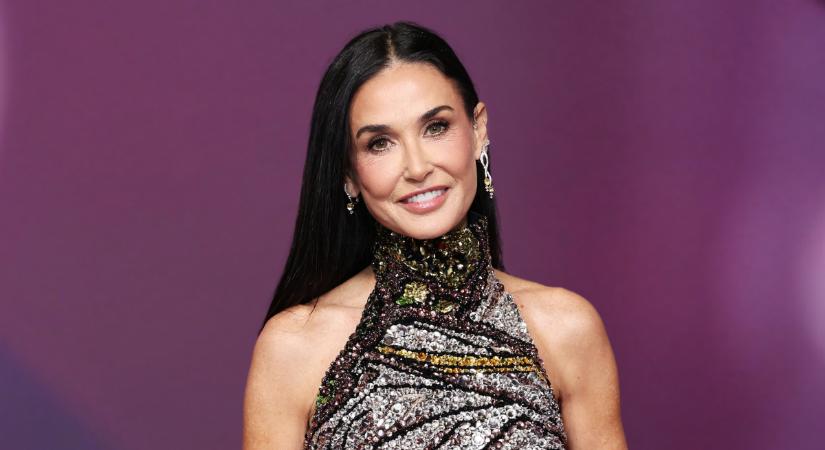 Demi Moore áttetsző ruhában ragyogott a vörös szőnyegen: kísérője mégis nagyobb figyelmet kapott