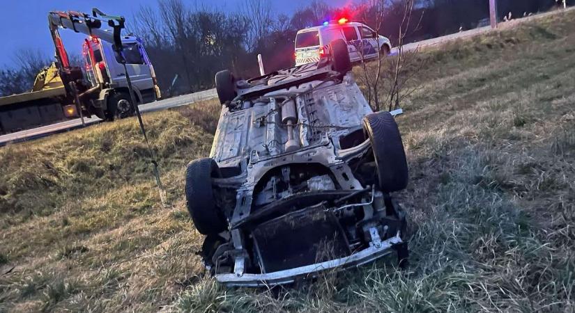 Ittas lehetett a sofőr: a feje tetejére állt egy autó Pécsen