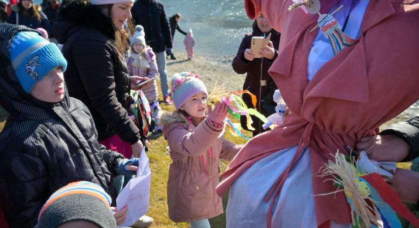 Elűzték a telet és elégették félelmeiket a zámolyi gyerekek – Videón az égő kiszebáb