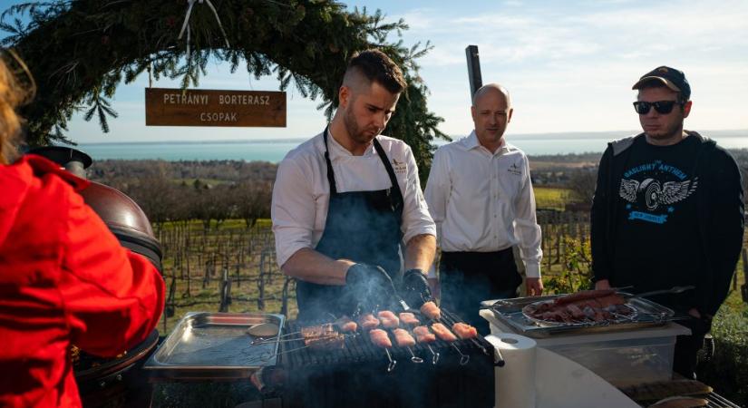 Voltam enni a téli Balatonon, úgyhogy veszek egy faszenes grillt