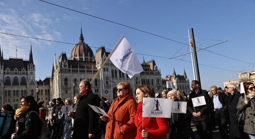 Bírók helyett randalírozók voltak a tüntetésen