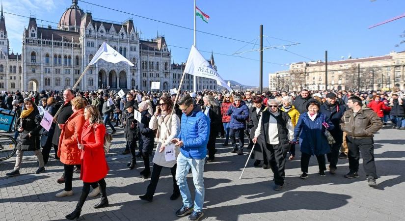 Bírótüntetés: róluk szólt, de mások masíroztak (rejtett kamerás felvételek)