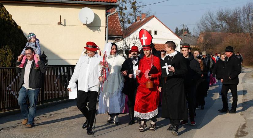 Bolondlakodalom Vasban: Összeházasodott Abrosz Tisztakosz és Behány Leokádia - fotók, videó