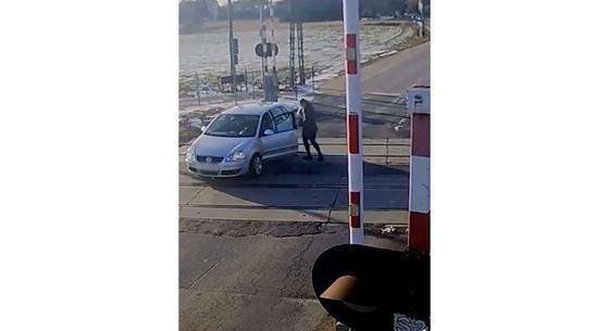 Vasúti átjáróban ragadt egy nő az autójával, majd egészen dermesztő jelenetek következtek – videó