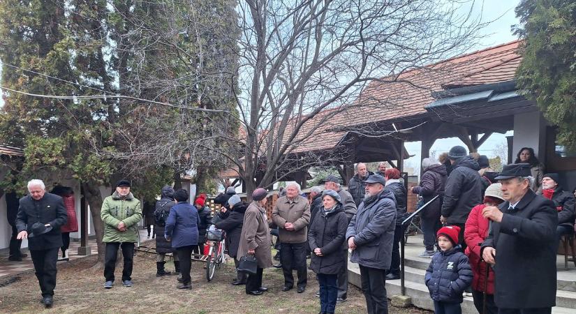 Üres sírhelyeket koszorúztak meg a szentmihályi templom kertjében