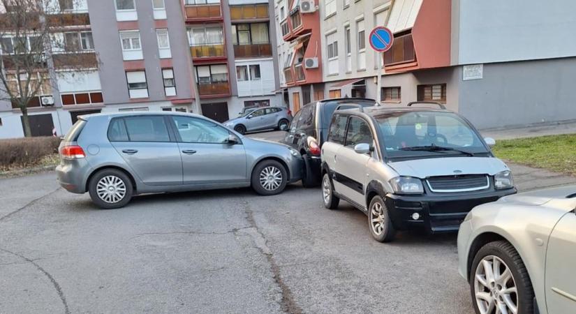 Önálló életre kelnek és egymást törik az autók Pécsen