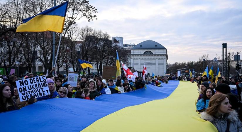 Ruszkik haza! demonstrációt tartottak az Andrássy úti orosz nagykövetségnél